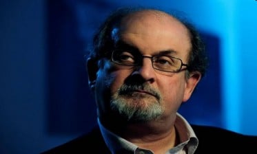 سلمان رشدي "يتماثل للشفاء" بعد عملية الطعن 