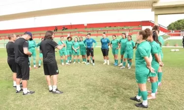 المنتخب الوطني لكرة القدم النسوية يخوض أول حصة تدريبية باسبانيا