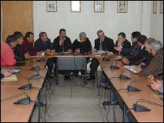 عبد الرحمان السنايجي محاطا بفلاحي جهة مكناس تافيلالت