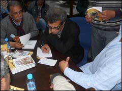 الصحافي المغربي سعيد عاهد أثناء حفل التوقيع