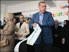 أردوغان خلال إدلائه بصوته أول أمس الأحد