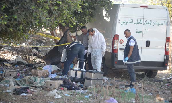 الشرطة العلمية المغربية تجري مسحا لمسرح الجريمة 