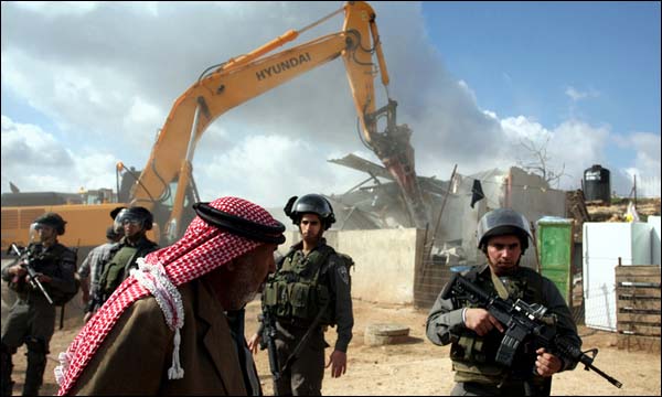 جنود الاحتلال يشرفون على تدمير منزل عائلة فلسطينية