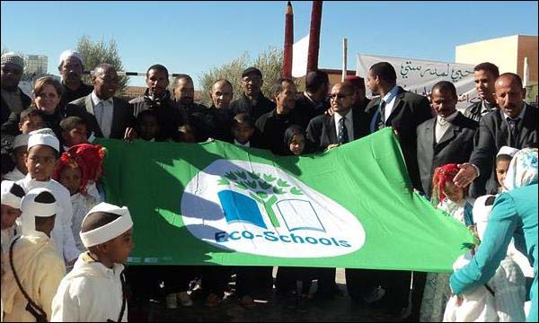 تلاميذ مدرسة 'مسكي' بالراشدية في صورة تذكارية يحملون 'اللواء الأخضر'