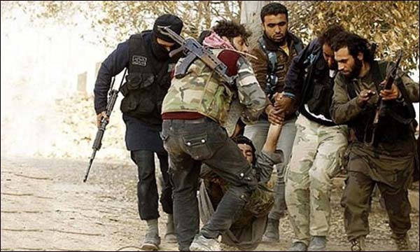 دواعش ينتشلون أحد عناصرهم بعد إصابته 