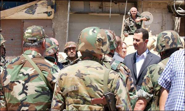 بشار الأسد خلال تفقده موقعا للحرب الأهلية الطاحنة في بلاده