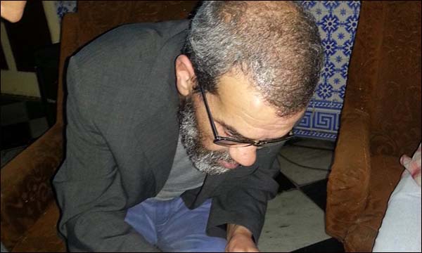 الكاتب والصحافي سعيد عاهد في حفل توقيع مؤلفه 'الذاكرة المتشظية'