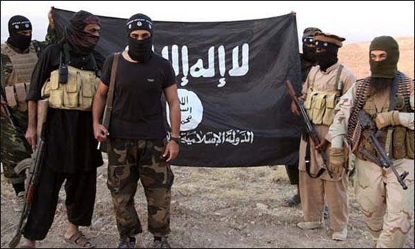 دواعش في صورة تذكارية بعد وصولهم إلى سوريا