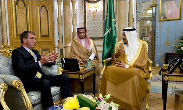 العاهل السعودي مستقبلا وزير الدفاع الأمريكي 