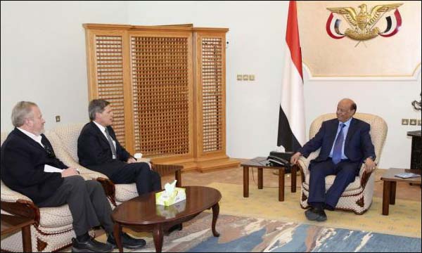 الرئيس اليمني عبد ربه منصور هادي مستقبلا مسؤولين أوروبيين