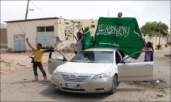 يمنيون يرفعون علم السعودية ابتهاجا بتحرير عدن