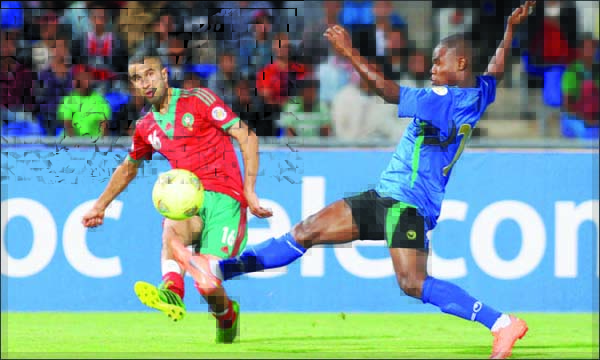 منير عوبادي لاعب ليل الفرنسي وفؤاد شفيق لاعب لافال الفرنسي أول الحاضرين إلى تجمع الأسود