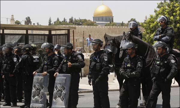 قوات الاحتلال الإسرائيلي تمنع الفلسطينيين من دخول المسجد الأقصى المبارك