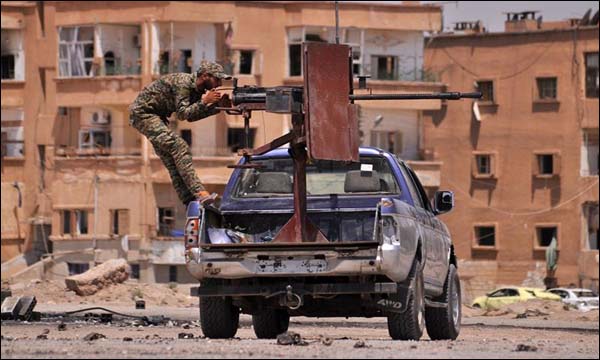 أحد المقاتلين المتشددين في سوريا يطلق النار في أحد الأحياء المنكوبة