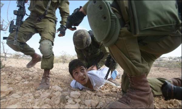 جيش الاحتلال الإسرائيلي ينكل بطفل فلسطيني قبل اعتقاله