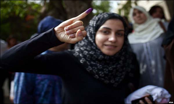 مواطنة مصرية بعد الإدلاء بصوتها في الانتخابات المصرية