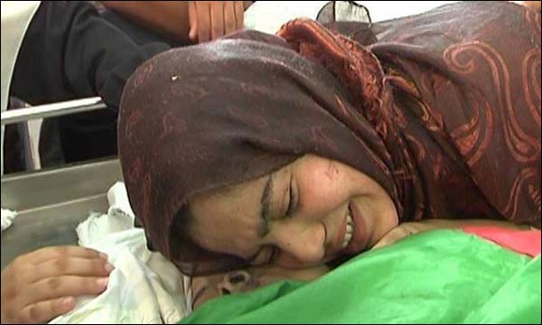 أم فلسطينية تبكي طفلها القتيل على يد القوات الإسرائيلية