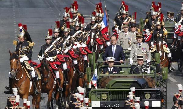 فرنسوا هولاند برفقة قائد الجيش الفرنسي خلال استعراض عسكري