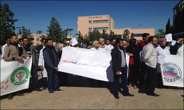 الأطباء الداخليون والمقيمون يضربون من أجل التغطية الصحية ورفع الأجور والتعويضات (المغرب) 