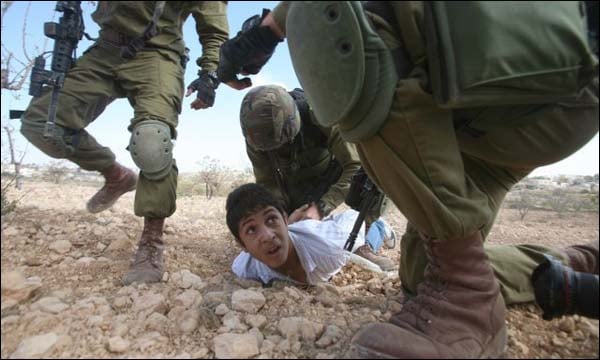 جيش الاحتلال الإسرائيلي يعنف طفلا فلسطينيا