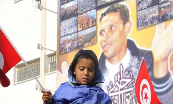 طفلة تونسية أثناء إحياء ذكرى وفاة البوعزيزي