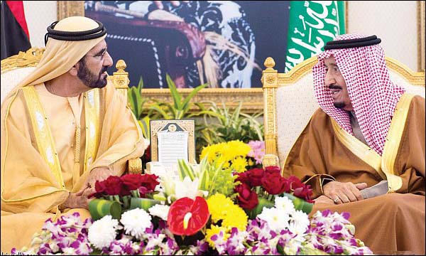 الملك سلمان بن عبد العزيز في حديث مع ضيفه الإماراتي الأمير آل مكتوم