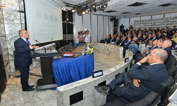 إبراهيم بنجلون التويمي، المتصرف المدير العام التنفيذي للمجموعة، خلال ندوة صحافية لتقديم النتائج المالية برسم الأسدس الأول من سنة 2016. تصوير: سوري