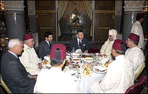 S.M. le Roi offre un repas de l'Iftar au Palais Royal de Fès