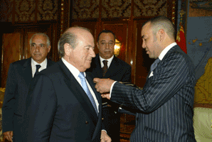 S.M. le Roi décore M. Blatter et les membres de la FIFA qui l'accompagnent : les atouts du Maroc pour 2010