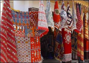 Tapis traditionnels et art contemporain se côtoient