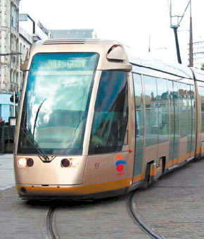 Le tram trace sa voie