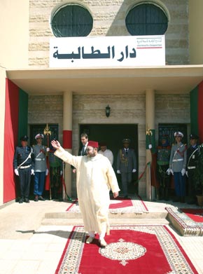 S.M. le Roi Mohammed VI inaugure Dar Attaliba et examine le programme de l'INDH à Béni Mellal