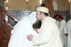 S.M. le Roi accomplit la prière du vendredi à la mosquée Sidi Mohamed Belarbi Alaoui à Midelt