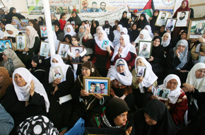 Les posters des martyrs de Gaza contemplent une trêve fragile