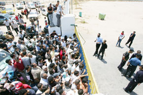 Des centaines de Palestiniens prennent d'assaut le terminal de Rafah