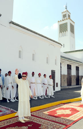 Amir Al Mouminine accomplit la prière du vendredi à la vieille mosquée d'Aïn Chock, restaurée pour un coût de 6 MDH