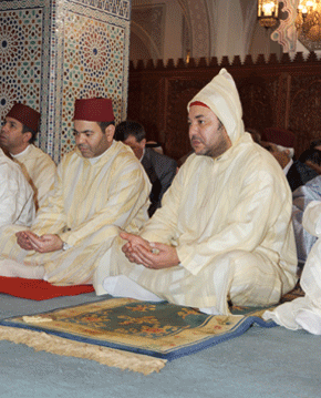 S.M. le Roi accomplit la prière de l'Aïd al-Fitr et reçoit les vœux en cette heureuse occasion