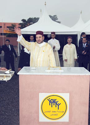 S.M. le Roi pose à Marrakech  la 1re pierre du Centre régional de prise en charge des enfants handicapés au coût de 10 MDHS