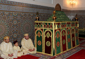 S.M. le Roi Amir Al Mouminine visite le Mausolée Moulay Ali Cherif