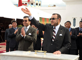 S.M. le Roi Mohammed VI pose la première pierre pour la construction d'une piscine couverte à M'diq