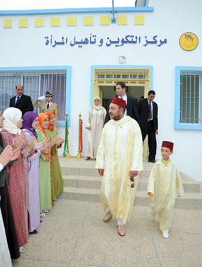 S.M. le Roi inaugure deux centres sociaux dans la commune d'Izemmouren à Al Hoceïma, d'un coût global de 3,5 MDH