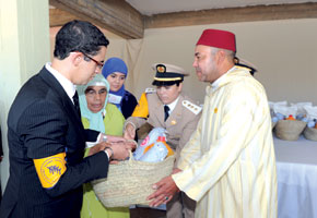 S.M. le Roi lance l'opération de distribution de denrées alimentaires à l'occasion du mois sacré de Ramadan et pose la première pierre de deux centres sociaux