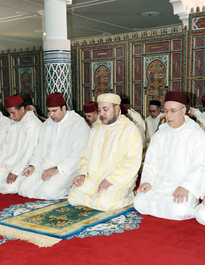 S.M. le Roi Mohammed VI, Amir Al Mouminine, accomplit la prière du vendredi à la mosquée Riyad à Midelt
