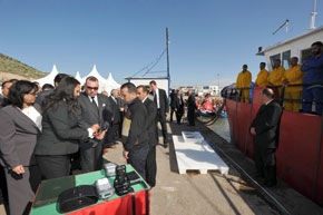 S.M. le Roi lance à Agadir le programme de mise en circulation de caisses en plastique normalisées utilisées lors du débarquement de poissonsdans les ports marocains, d'un investissement global de 163 MDH