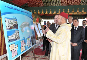 S.M. le Roi Mohammed VI lance à Agadir les travaux des première et deuxième tranches du projet de logements sociaux «Al Farah», d'un coût global de 78 MDH