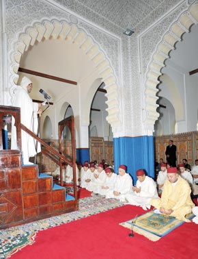 S.M. le Roi Amir Al Mouminine accomplit la prière du vendredi à la mosquée Hassan II à Rabat