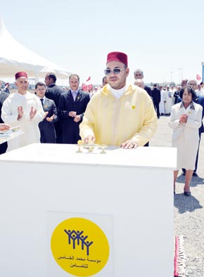 S.M. le Roi inaugure à Salé un espace socioéducatif d'appui aux compétences des jeunes et pose la première pierre d'un centre régional de formation aux métiers de l'artisanat, d'un coût global de 15 MDH