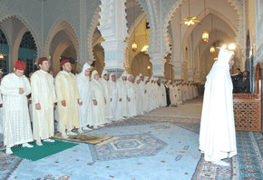 Amir Al-Mouminine préside à la mosquée Mohammed V à Fnideq une veillée religieuse en commémoration de Laylat Al-Qadr