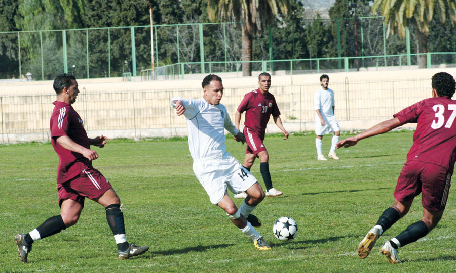 Olympic Dechira chute, mais reste leader