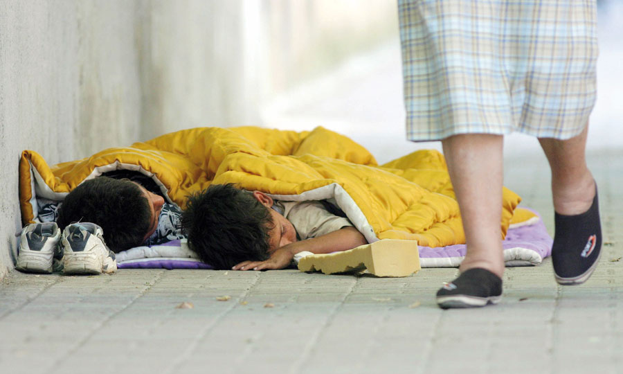 Main tendue aux enfants abandonnés de la rue